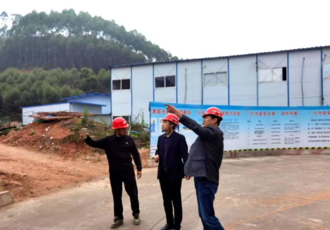 ▲檢查組查看市殯儀館遷建及人民公墓異地擴(kuò)建項目
