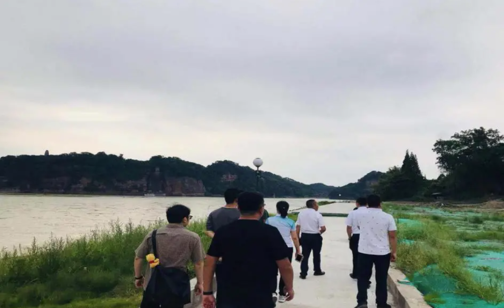 （實(shí)地調(diào)研鳳洲島項(xiàng)目現(xiàn)場(chǎng)）