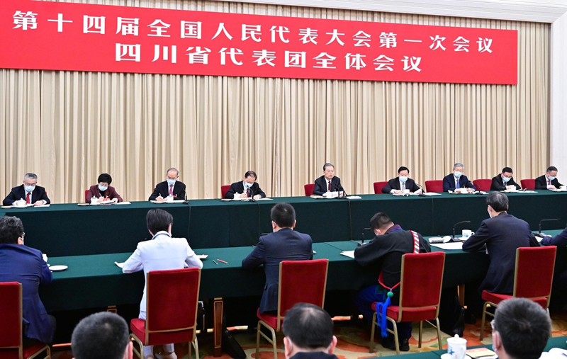 四川代表團(tuán)舉行全體會議
集中審議政府工作報(bào)告
趙樂際參加審議并發(fā)言
王曉暉黃強(qiáng)等參加審議
易綱等到團(tuán)聽取意見「相關(guān)圖片」